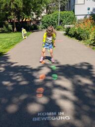 Vergrößerte Ansicht von Straßenbemalung motiviert spielerisch zu mehr Bewegung im Alltag - Komm in Bewegung!
