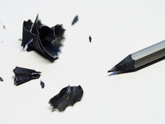 Vergrößerte Ansicht von Bleistift mit Spitzer-Resten in schwarz-weiß.