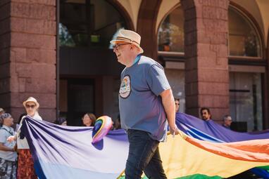 Vergrößerte Ansicht von Monnem Pride 2026: Bürgermeister Dirk Grunert mit Mitarbeitenden der Stadt Mannheim