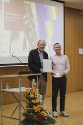 Vergrößerte Ansicht von Regenbogenempfang 2026: OB Specht ehrt Robert Nessing für die Regionalgruppe Rhein-Neckar des Berufsverbands VK e. V.