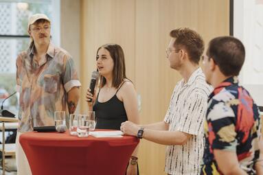 Vergrößerte Ansicht von Podiumsdiskussion mit Sam, Janina Schmitt, Pfarrerin an der CityKirche Konkordien, Sören Landmann, Queer-Beauftragung Stadt Mannheim und Alex (v.l.n.r.)