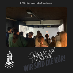 Vergrößerte Ansicht von Dozent vor Gruppe junger Menschen