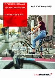 Vergrößerte Ansicht von Radfahrerin wartend an Ampel