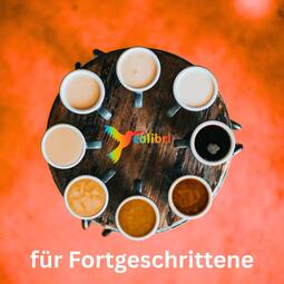 Vergrößerte Ansicht von Ein Blick von oben auf einen runden Tisch. Darauf stehen Tassen im Kreis, gefüllt mit unterschiedlich hellem und dunklem Kaffee. Der Hntergrund ist rot. In der Mitte ein bunter Kolibri-Vogel neben dem Wort colibri. Darunter steht "für Fortgeschrittene".