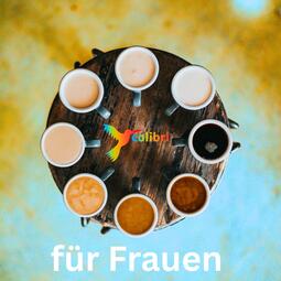 Vergrößerte Ansicht von Ein Blick von oben auf einen runden Tisch. Darauf stehen Tassen im Kreis, gefüllt mit unterschiedlich hellem und dunklem Kaffee. der Hintergrund ist gelb-blau. In der Mitte ein bunter Kolibri-Vogel neben dem Wort colibri. Darunter steht "für Frauen".