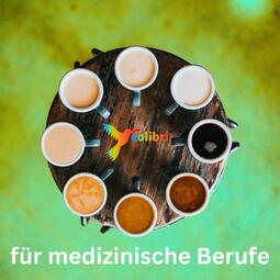 Vergrößerte Ansicht von Ein Blick von oben auf einen runden Tisch. Darauf stehen Tassen im Kreis, gefüllt mit unterschiedlich hellem und dunklem Kaffee. Der Hintergrund ist grün. In der Mitte ein bunter Kolibri-Vogel neben dem Wort colibri. Darunter steht "für medizinische Berufe".