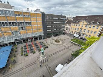 Vergrößerte Ansicht von Blick vom Dach des Parkhauses auf den Dalbergplatz und die darum liegenden Gebäude