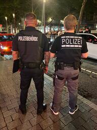 Vergrößerte Ansicht von Beamten der Ermittlungsgruppe Poser des Polizeipräsidiums Mannheim führten gemeinsam mit Einsatzkräften des städtischen Ordnungsdienstes in der Mannheimer Innenstadt Kontrollen durch.