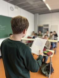 Vergrößerte Ansicht von Dozent vor Gruppe Jugendlicher