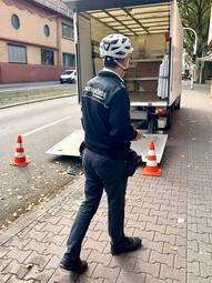 Vergrößerte Ansicht von Ein Lieferant hält auf dem Fahrradweg. Das ist nicht nur verboten, sondern stellt auch ein erhebliches Verkehrsrisiko dar.