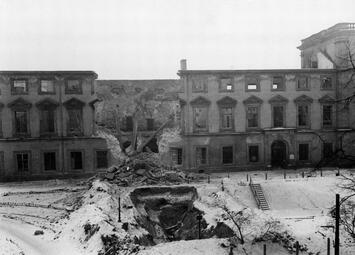 Vergrößerte Ansicht von Schloss zerstört