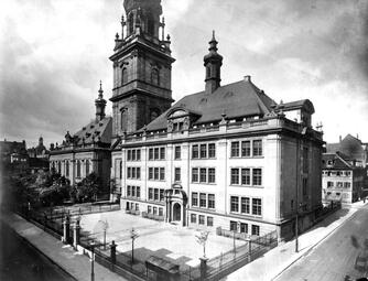 Vergrößerte Ansicht von Schulhaus