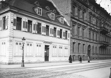Vergrößerte Ansicht von Das vierstöckige Gebäude rechts im Bild ist das Engelhorn’sche Palais