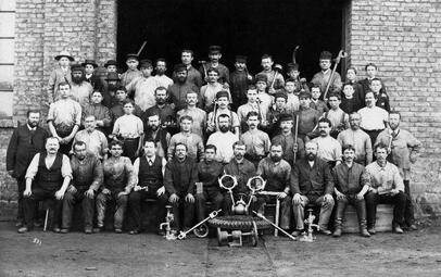 Vergrößerte Ansicht von Arbeitsgruppe Kranbau der Firma Mohr &amp; Federhaff im Jahr 1889