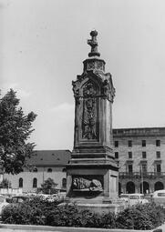 Vergrößerte Ansicht von Das Veteranendenkmal auf dem abgeräumten Quadrat D 5, 1962