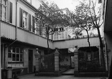 Vergrößerte Ansicht von Der bis heute erhaltene Laubengang im Hof des Grundstückes, 1944