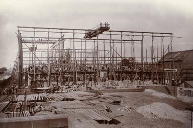 Vergrößerte Ansicht von Friedrichsschule im Bau mit beeindruckendem Holzgerüst, 1887