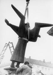 Vergrößerte Ansicht von Demontage des Friedensengels in B 4, 1983