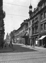 Vergrößerte Ansicht von Blick auf die Häuserzeile im Quadrat G 6, um 1930