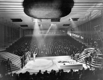 Vergrößerte Ansicht von Nationaltheater mit Arena-Bühne, die inmitten des Publikums aufgebaut ist
