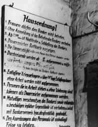 Vergrößerte Ansicht von Hausordnung eines Mannheimer Bunkers von 1949 