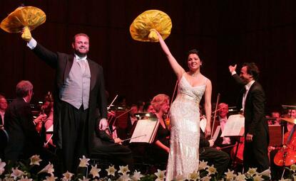 Vergrößerte Ansicht von Anna Netrebko zusammen mit Luca Lambardo