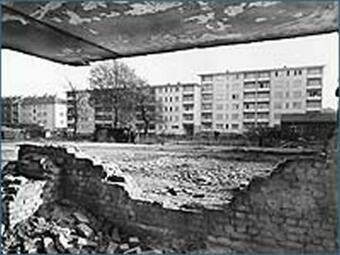 Vergrößerte Ansicht von Neubauten auf dem Quadrat F 6. Im Vordergrund der planierte jüdische Friedhof F 
