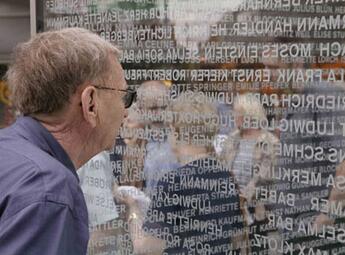 Vergrößerte Ansicht von 23. Juni 2004: Sie suchen die Namen ihrer ermordeten Angehörigen