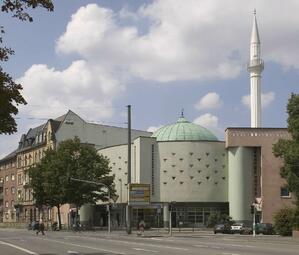Vergrößerte Ansicht von 1995 - Die Yavuz Sultan Selim Moschee wird eingeweiht