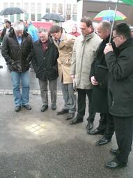 Vergrößerte Ansicht von Stolpersteine Verlegerunde März 2010