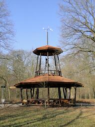 Vergrößerte Ansicht von Karlsternpavillion auf einer Waldlichtung
