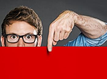Mann zeigt auf Text Ausschreibungen