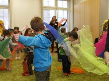 Tanzende Kinder in der Sprachförderung