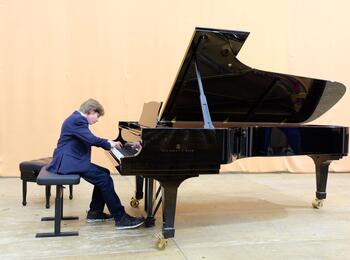 Musikschüler am Klavier