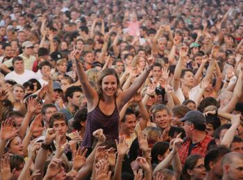 Menschenmenge bei einem Open-Air Festival