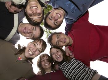 Teenager in einer Gruppe