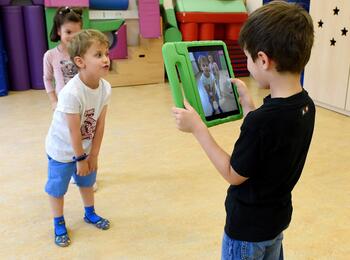 Kinder mit Tablet