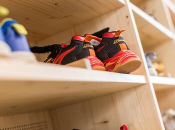 Sportschuhe in Schuhregal