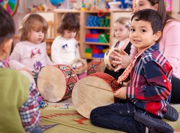 Musikalische Früherziehung mit Kindern, Junge im Vordergrund
