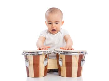 Baby an den Congas