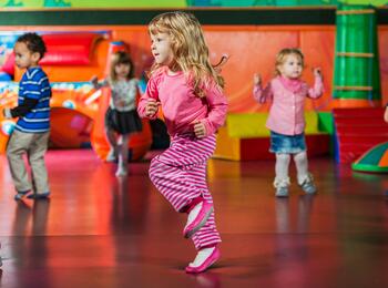 Spielende Kinder bei Musik & Bewegung