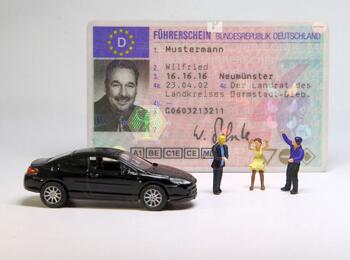 Führerscheinkarte mit Modellauto