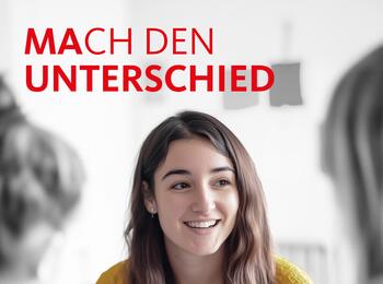 Junge Frau sitzt gegenüber von zwei Personen
