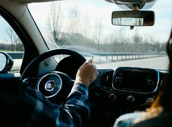Ein Fahrzeuginnenraum