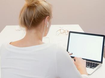 Eine Person am Laptop