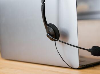 Headset an Laptop gehängt