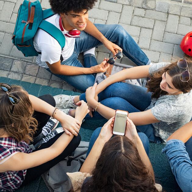 Schüler*innen sitzen beisammen