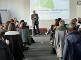 Erfolgreiche Fachtagung zu AD(H)S und Sucht in Mannheim - Dr. Peter Schäfer, Leiter des Fachbereichs Jugendamt und Gesundheitsamt begrüßt die Teilnehmenden