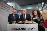 Bundeskanzler Olaf Scholz trägt sich in das Goldene Buch ein