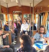 Markus B- Altmeyer liest aus seinem Buch in der historischen Straßenbahn